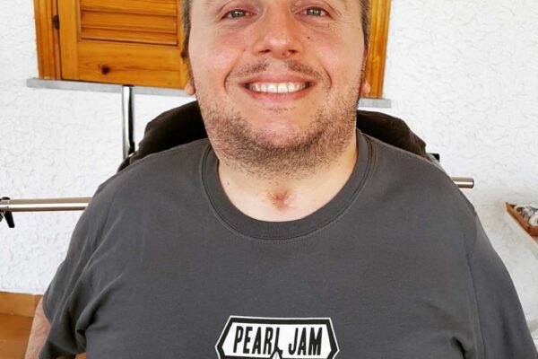 Il nuovo “Premiolino-BMW SpecialMente” è stato assegnato dalla Giuria a Giovanni Cupidi, tra i fondatori dell'associazione #SiamoHandicappatiNoCretini, autore del blog “Giovanni Cupidi Official” e del libro " Noi siamo immortali. Due vite racchiuse in una sola esistenza" dove racconta la sua disabilità e i suoi problemi senza pietismi e con grande coraggio. BMW Italia da quest’anno è diventata partner del prestigioso e più antico premio dedicato al mondo dell’informazione fondato nel 1960 a Milano da un gruppo di inviati speciali, il cui primo presidente è stato Enzo Biagi. “Siamo orgogliosi di poter essere parte attiva del Premiolino e grazie a questa partnership BMW Italia può ulteriormente consolidare il proprio impegno nell’ambito dell’inclusione sociale. L’istituzione del ‘Premiolino-BMW SpecialMente’ rappresenta per noi l’opportunità di fornire una prestigiosa piattaforma a voci che si impegnano per tematiche che non vogliamo solamente sostenere, ma valorizzare”, ha dichiarato Roberto Olivi. “Vogliamo essere un punto di riferimento nel settore e questa nuova avventura a fianco de Il Premiolino ci permetterà di mettere in evidenza tematiche fondamentali per la nostra azienda”. Il nuovo ‘Premiolino-BMW SpecialMente’ sarà destinato a un giornalista/ blogger o comunicatore che, nel corso dell’anno precedente, si è distinto per la realizzazione di articoli o servizi sui temi connessi all’inclusione sociale. Il progetto del BMW SpecialMente (www.specialmente.bmw.it), che ha raggiunto finora oltre 750 mila persone, nasce dalla volontà di BMW Italia di raccontare le attività e le idee del Gruppo, raccogliendo sotto un unico nome tutte le iniziative di Corporate Social Responsibility (CSR), ovvero di responsabilità sociale d’impresa. La Giuria del «Premiolino» di giornalismo è composta da: Chiara Beria di Argentine (presidente), Piero Colaprico (vicepresidente), Giulio Anselmi, Ferruccio de Bortoli, Milena Gabanelli, Massimo Gramellini, Enrico Gramigna, Enrico Mentana, Donata Righetti, Valeria Sacchi, Beppe Severgnini, Gian Antonio Stella, Carlo Verdelli e Roberto Olivi per BWM Italia. La premiazione si svolgerà il 16 settembre a Milano, alla Sala dell’Ermellino di Francesco Micheli già nuova sede del Bagutta, l’altro storico premio letterario milanese.
