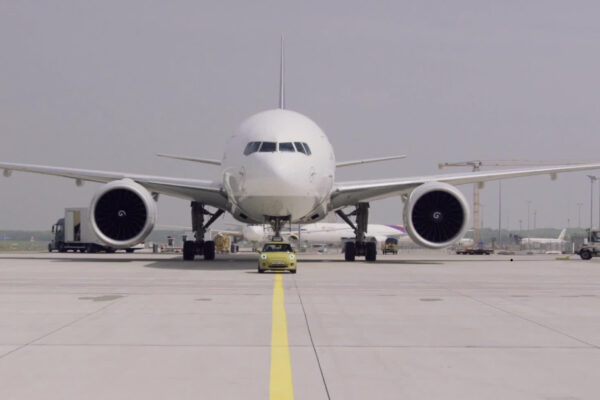 La nuova MINI Elettrica traina un Boeing 777F da 150 tonnellate