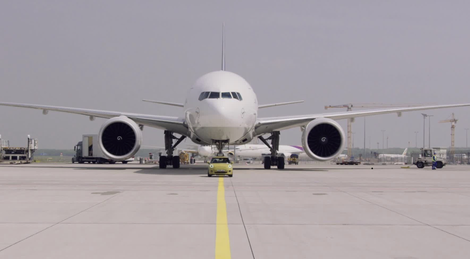 La nuova MINI Elettrica traina un Boeing 777F da 150 tonnellate